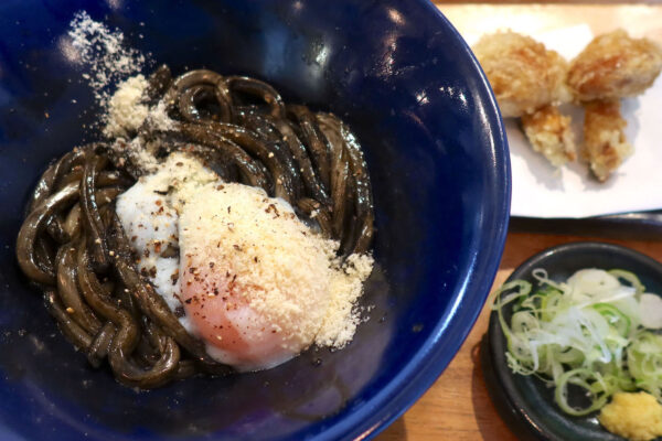 那覇・久茂地のうどん屋「INDIGO（インディゴ）」で限定・いか墨釜玉＋ジャンボなめこ天