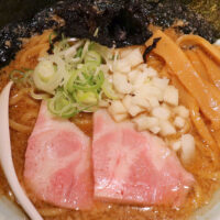 沖縄市「らー麺 アオキジ」で限定の背脂煮干し 燕らーめん海苔増し
