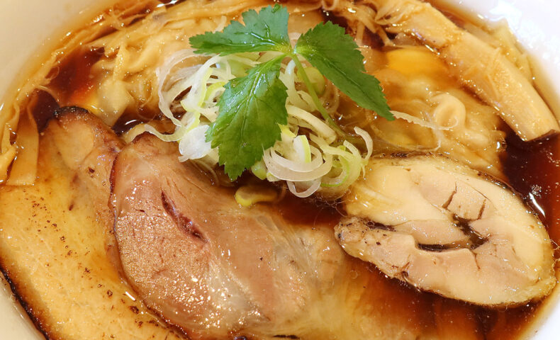 読谷「麺屋 シロサキ」のリニューアル進化したワンタン麺＆餃子がうまい！