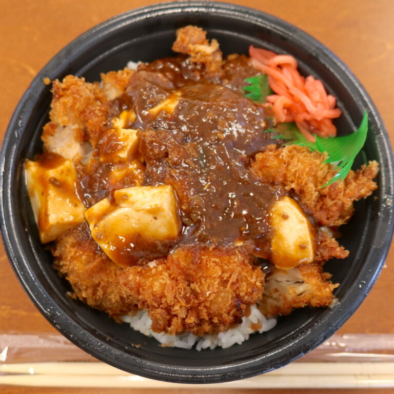 ほっともっとのジャンクかつパワフルな「麻婆チキンかつ丼」はこれまでのメニューで最高の出来だった！ 沖縄ランチブログZ
