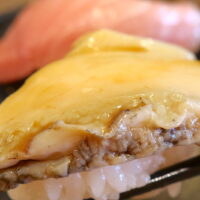 回転寿司「まぐろ問屋 やざえもん」で蝦夷あわび、天然平目のエンガワ、活つぶ貝を楽しむ