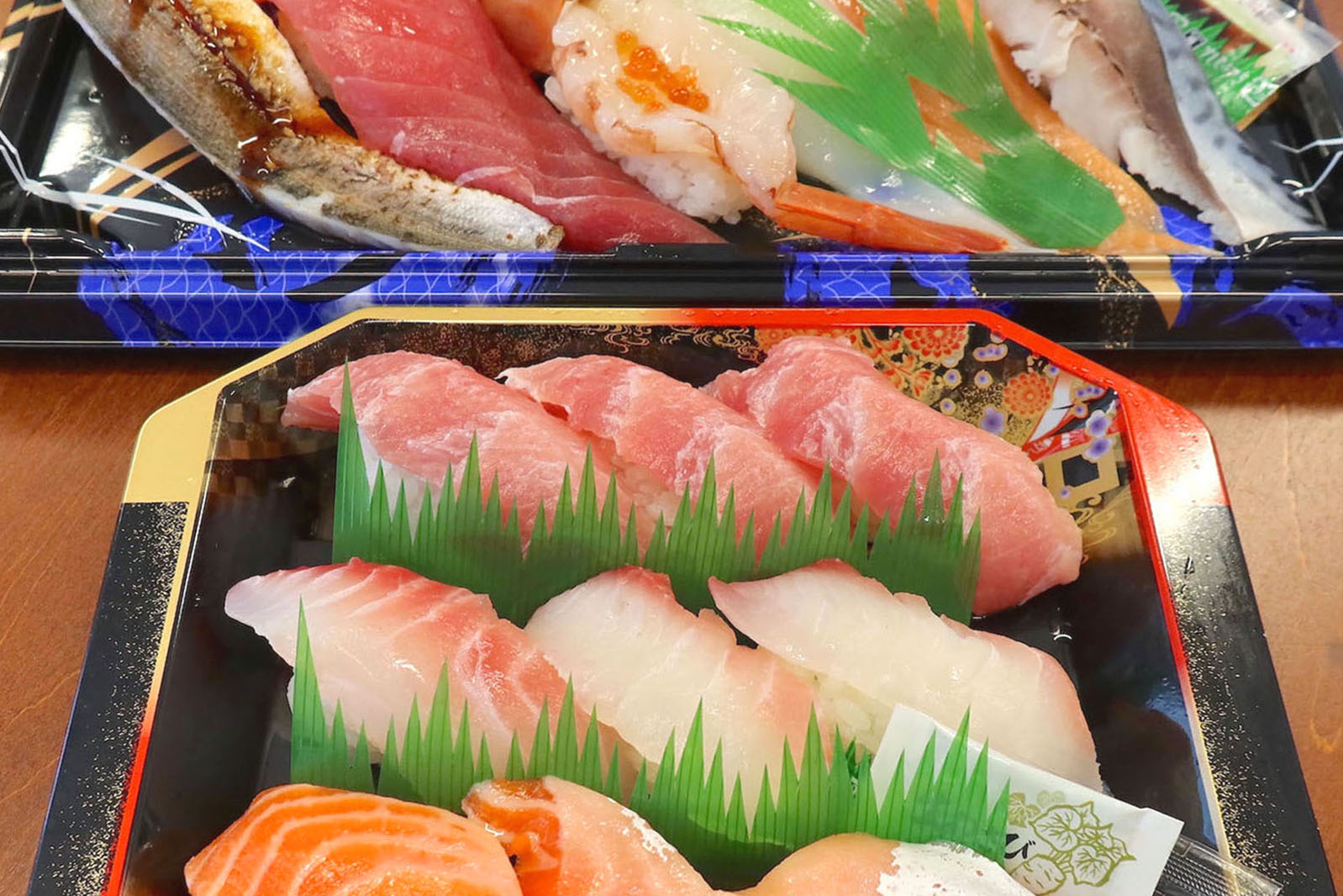 スーパーのパック寿司史上最大のネタ!? 岩木鮮魚のデカネタ寿司＆三色
