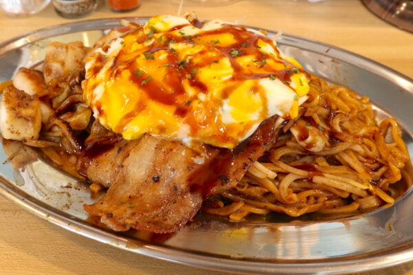 ニューオープン！ 「神保町やきそば みかさ 沖縄店」でソース焼きそばいか海老入り