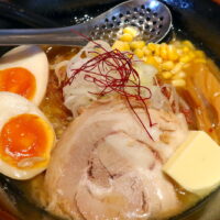 宜野湾「麺恋 まうろあ」の限定麺「味噌・北国」にコーン・バター・玉子トッピング