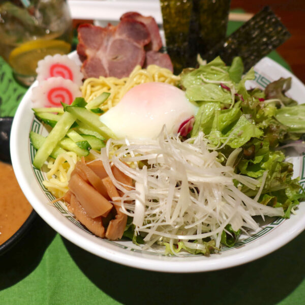 快獣ブースカの「大好き！昭和のラーメン」サラダ（900円）