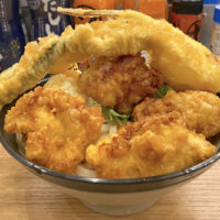 羽田空港「丸亀製麺」で店舗限定・空飛ぶ玉ねぎ天＆タル鶏天ぶっかけ
