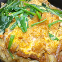 浦添「食事処 ふくや」でカツよりも野菜が目立つ沖縄カツ丼