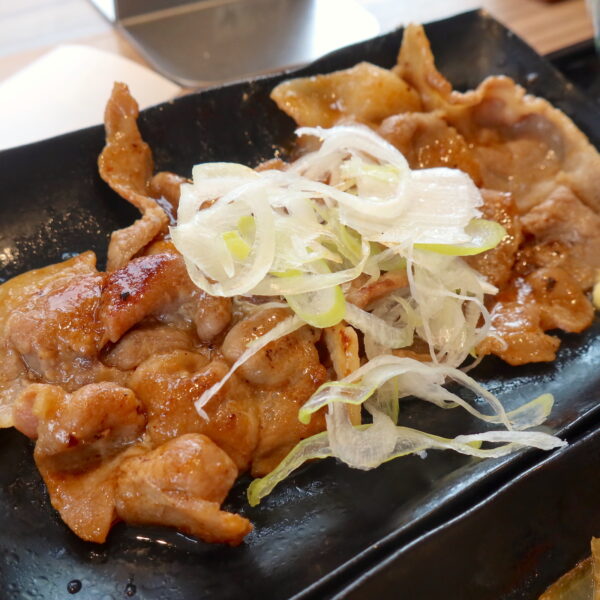 吉野家 の新メニュー 生姜焼き丼といつもの牛丼をw定食で楽しむ 沖縄ランチブログｚ