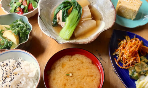 美栄橋「喫茶＋バー 48 PAN」で良家の家庭料理のような野菜もりもり定食