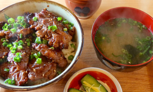 浦添「肉そば とうやま食堂」で２種類のお肉が楽しめるミックス焼肉丼