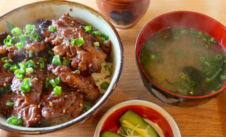 浦添「肉そば とうやま食堂」で２種類のお肉が楽しめるミックス焼肉丼