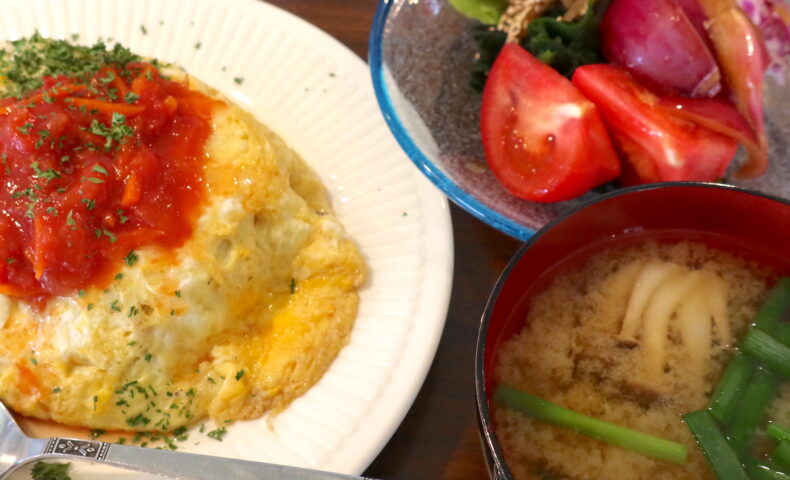 那覇・美栄橋「喫茶＋バー よんぱちPAN」でオムライス＋野菜のおかず＆みそ汁
