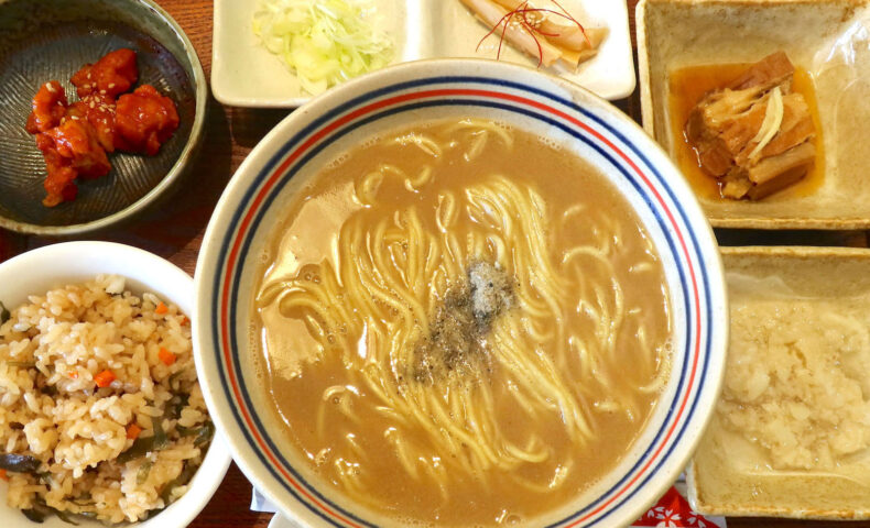 宜野湾「ラブメン 本店」で濃厚な鶏白湯がうまい煮干醤油＆食べ放題じゅーしー