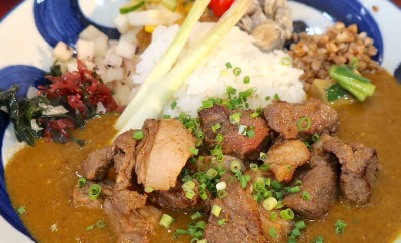 那覇「カレーのタマニ」で笑っちゃうほど猪肉が入った牡丹カレー＋青唐辛子味噌漬