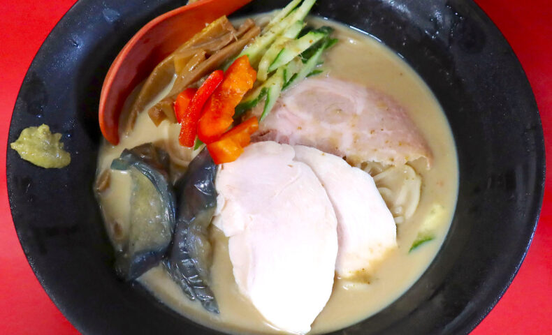 浦添「和風らぁめん はるや」の限定メニュー・冷緑咖喱麺（辛）は二度おいしい！