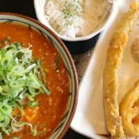 丸亀製麺とTOKIOの自信作「トマたまカレーうどん」には根菜の天ぷらがオススメ