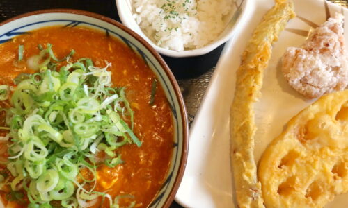 丸亀製麺とTOKIOの自信作「トマたまカレーうどん」には根菜の天ぷらがオススメ