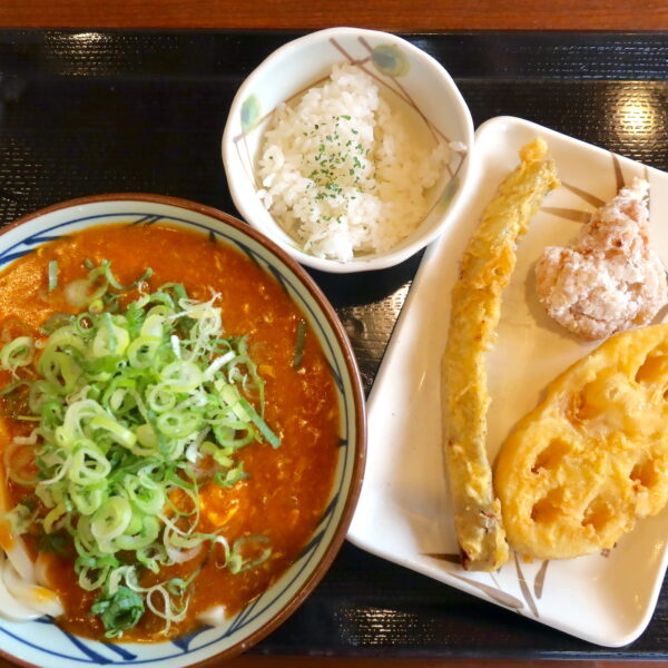 丸亀製麺とTOKIOの自信作「トマたまカレーうどん」に根菜の天ぷら