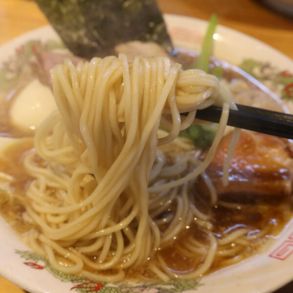 スープを楽しむ麺