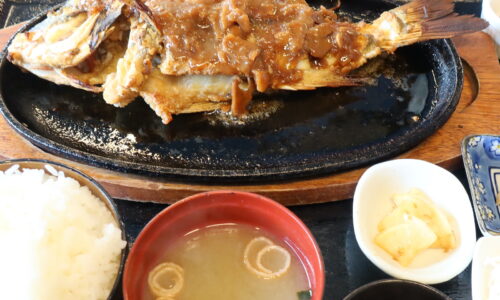 那覇・赤嶺「魚屋直営食堂 魚まる」で沖縄の大きな魚一匹まるごとバター焼き定食