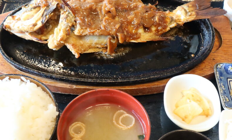那覇・赤嶺「魚屋直営食堂 魚まる」で沖縄の大きな魚一匹まるごとバター焼き定食