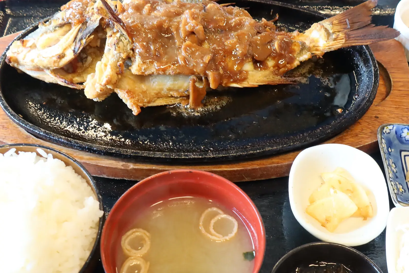 那覇 赤嶺 魚屋直営食堂 魚まる で沖縄の大きな魚一匹まるごとバター焼き定食 沖縄ランチブログｚ