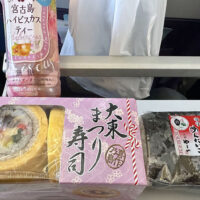 那覇空港で島寿司＆新作の「やまや」の明太子ポーク玉子おにぎりを買って機内でランチ