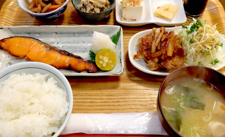 桜坂「定食屋リゾム」の美味しい羽釜炊きご飯と焼き魚で整うランチ