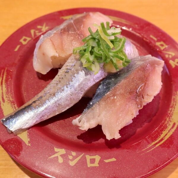 天然魚3貫盛り／〆鯖・塩〆いわし・真鯵（180円）