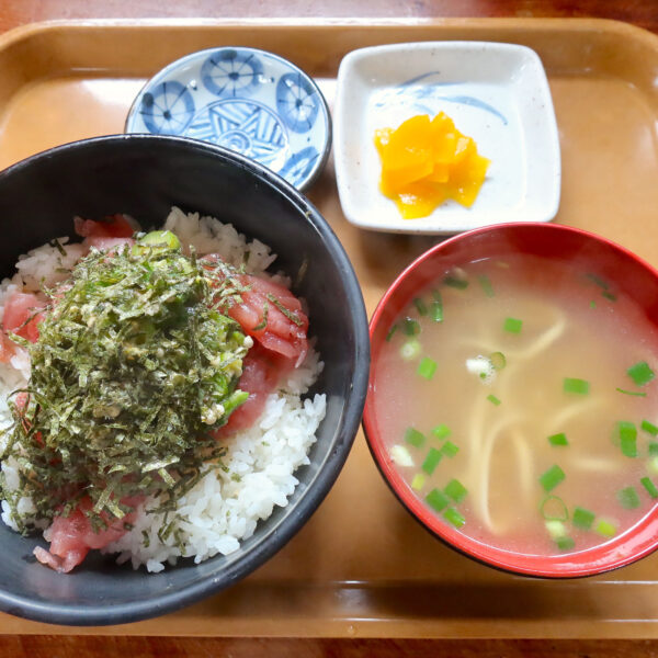 マグロと県産オクラ丼（850円）