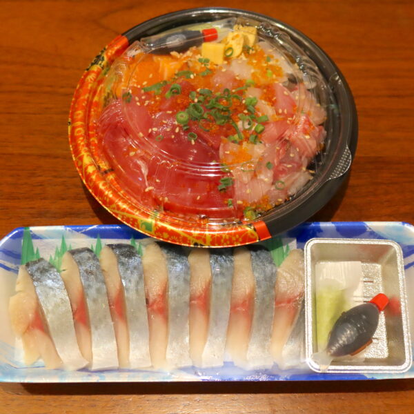 海鮮丼（650円）＋とろ〆サバ（580円）