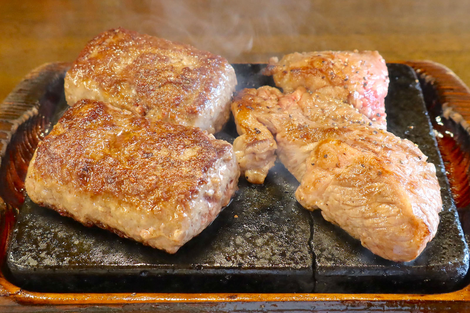 沖縄発祥「やっぱりステーキ」で沖縄限定の中落ちカルビステーキ