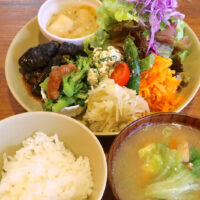 国際通りで沖縄県産食材をたっぷり食べる！「オレンジキッチン」のやんばる野菜定食