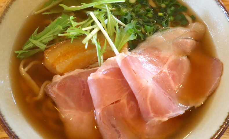 浦添「肉そば とうやま食堂」で日本蕎麦と沖縄そばの掛け算的な醤油そば