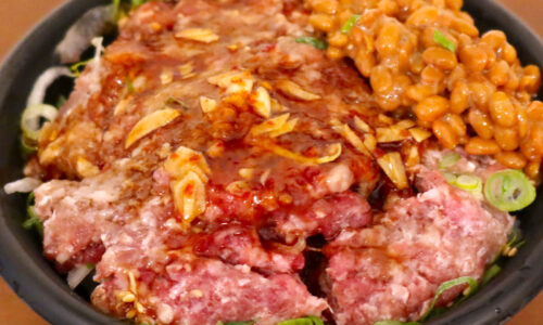 馬肉の生ハンバーグ丼ともいうべき「さくら富士」の馬刺し丼に納豆＆ニンニクトッピング