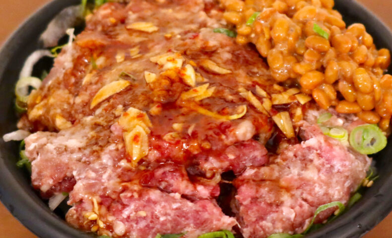 馬肉の生ハンバーグ丼ともいうべき「さくら富士」の馬刺し丼に納豆＆ニンニクトッピング