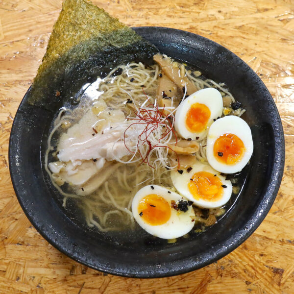 鶏塩らーめん（750円）＋味玉（100円）