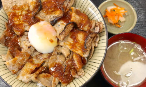 宜野湾の兎屋改め「KESO Diner」でボリューム満点の月見豚丼