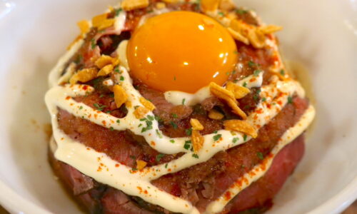 宜野湾「RIDER’S GARAGE CAFE&DINER」の大きな肉巻きおにぎりみたいなローストビーフ丼