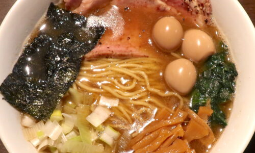 那覇「麺狂浪人 卍」で豚鯖烏賊海老貝中華蕎麦＋レアチャーシュー