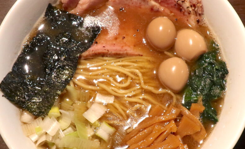 那覇「麺狂浪人 卍」で豚鯖烏賊海老貝中華蕎麦＋レアチャーシュー