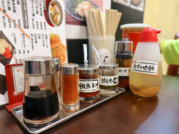 「函館麺厨房 あじさい」のテーブル調味料