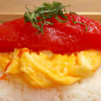 福岡「おむすび リパブリック」のどう食べていいかわからないジャンボおむすび＆食べ放題唐揚げ