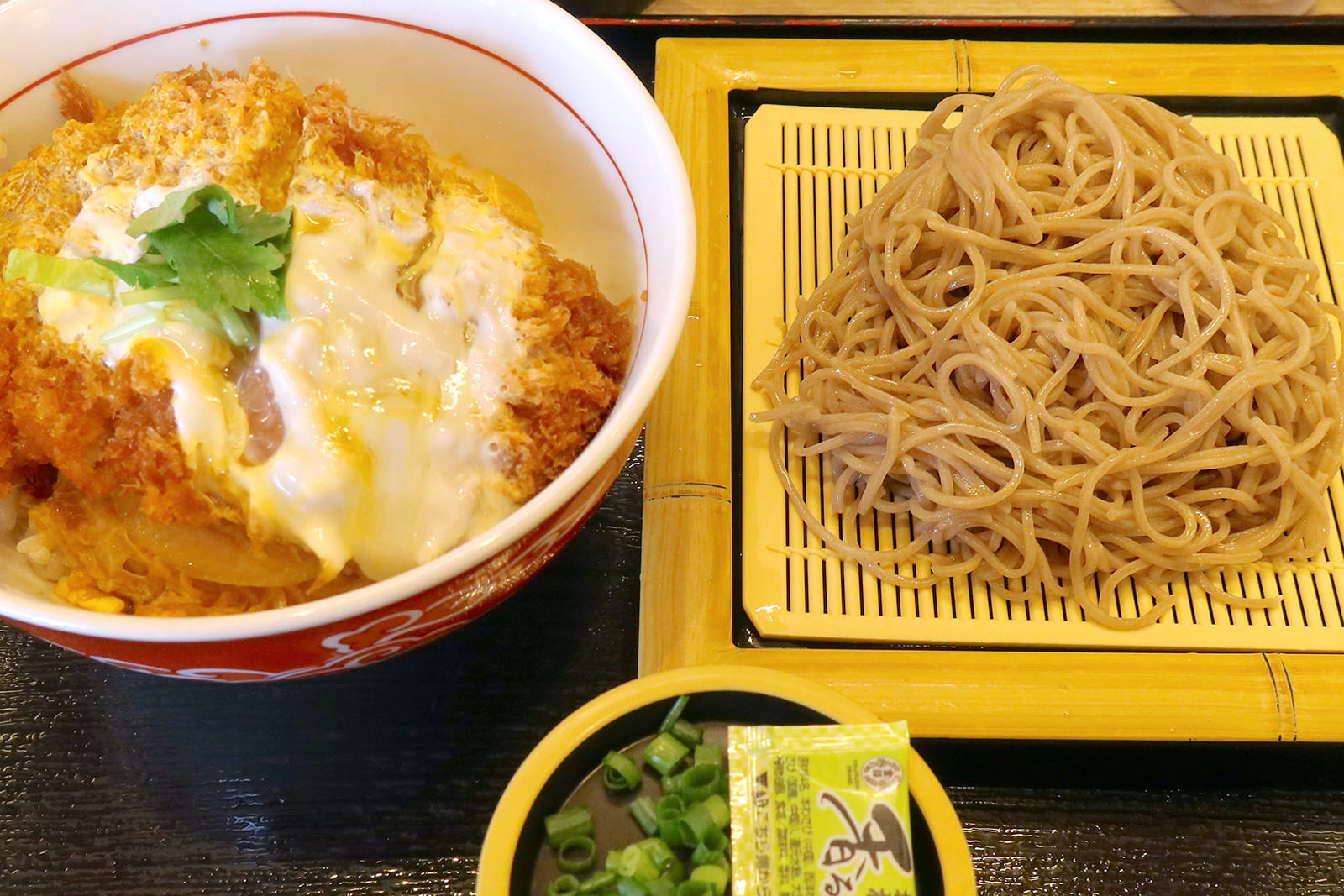 愛知発祥のとんかつチェーン「かつさと」のそば祭りでかつ丼＋ざるそば