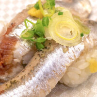 沖縄の美味しい回転寿司「やざえもん」で旬の千葉産いわしがトロうまい！
