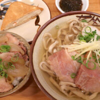 那覇「てぃしらじそば」は沖縄そばも美味しいけど、豚肉もすごい！