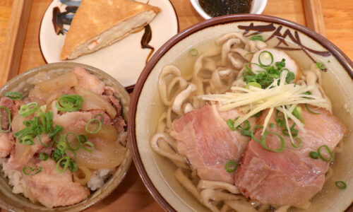 那覇「てぃしらじそば」は沖縄そばも美味しいけど、豚肉もすごい！