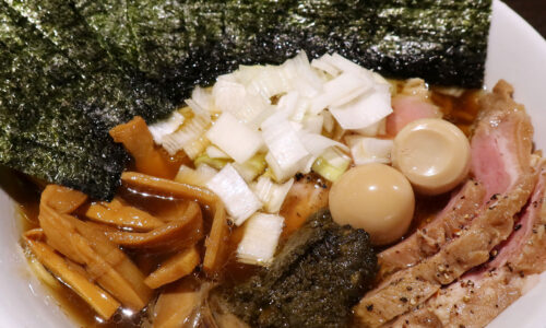那覇「麺狂浪人 卍」でサザエのうま煮と肝ソースがのった大和サザエの中華蕎麦