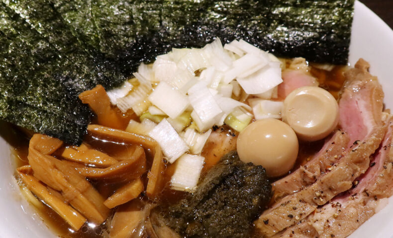 那覇「麺狂浪人 卍」でサザエのうま煮と肝ソースがのった大和サザエの中華蕎麦