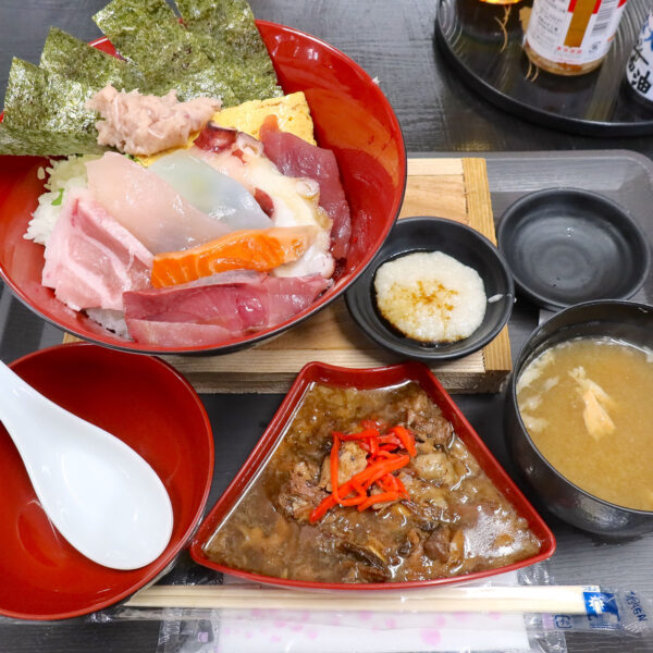 定番海鮮丼（960円）